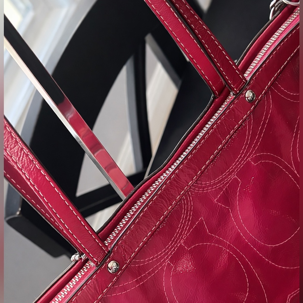 โจ COACH Berry Pink Signature Patent Leather Tote - Iconic stitched "C" pattern - Picture 5 of 16